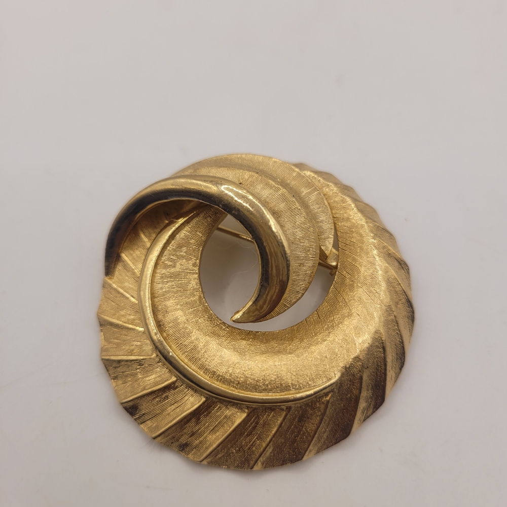 Vintage Signed Coro Brushed Gold Tone Swirl Round Brooch
